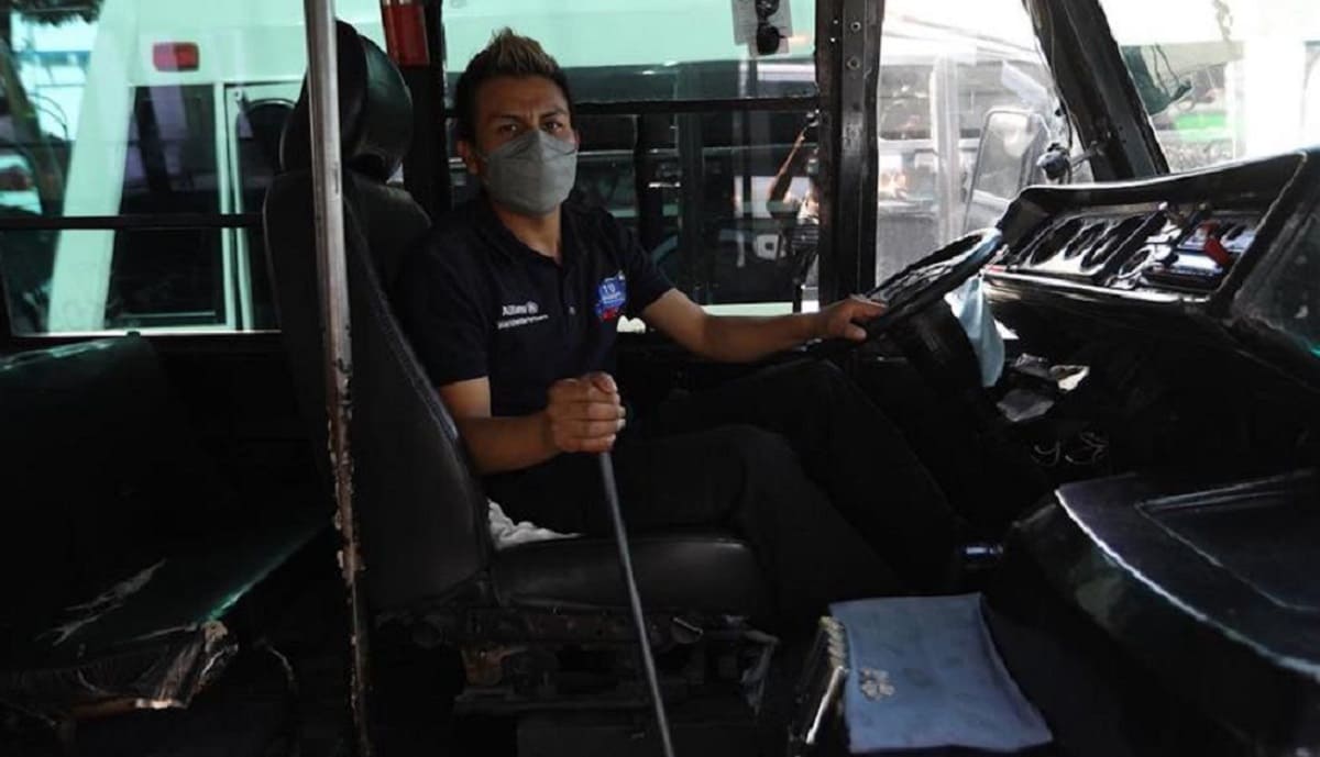 ¡Grande! Chofer de transporte público lleva a abuelitos gratis a su vacunación 3 chofer vacuna 1
