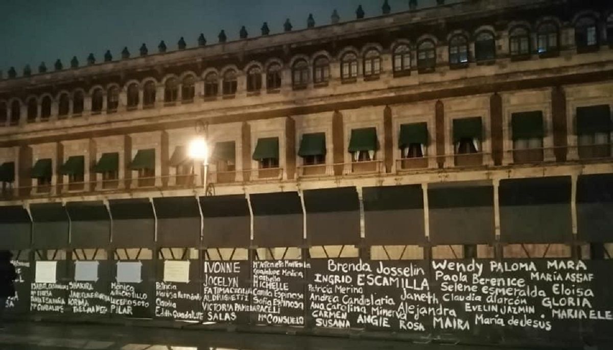 Escriben nombres de víctimas de feminicidio en las vallas de protección del Palacio Nacional 2 feminicidio