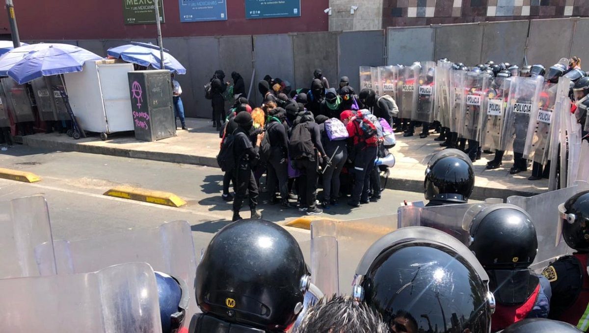VIDEOS: Policías agreden y encapsulan a manifestantes y periodistas en el Metro CDMX 2 feminist