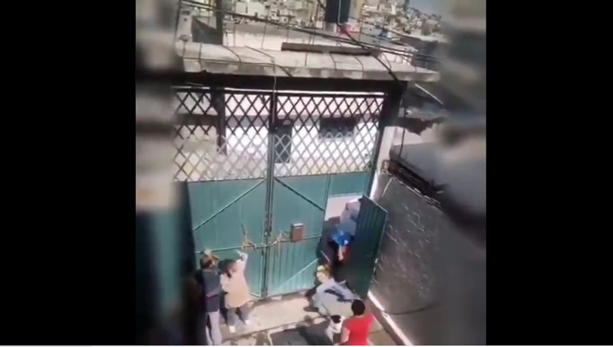 VIDEO: Arroja piedras y un garrafón de agua a su madre para exigirle dinero en Ixtapaluca 2 garrafon 1