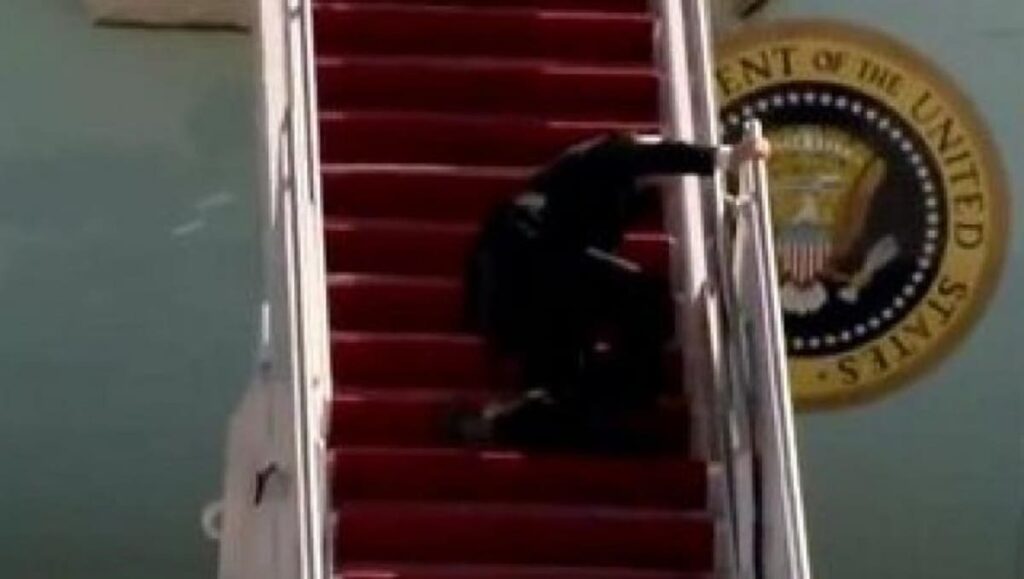 joe biden tropiezo avion 1