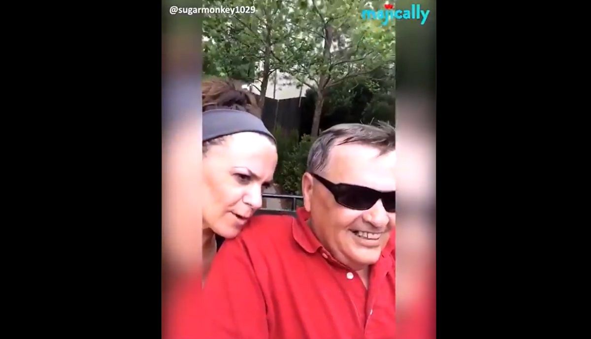 VIDEO: Sube a la montaña rusa con su padre invidente y le describe toda la experiencia 1 montana rusa