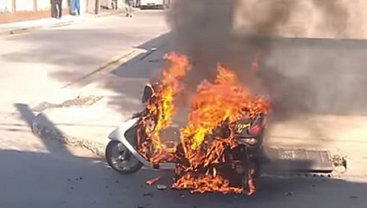 Un hombre incendia su moto frente a policías para evitar pagar multas y documentos 2 moto