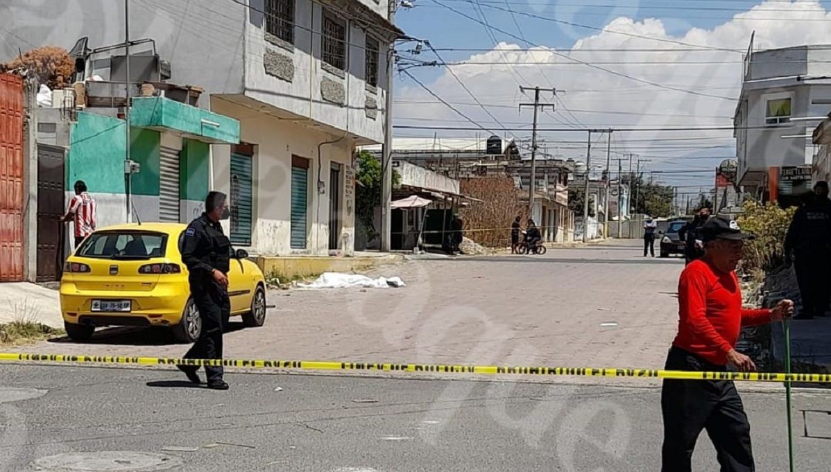 Mientras trabajaba, albañil se electrocuta y cae del tercer piso en Puebla 2 muere albanil