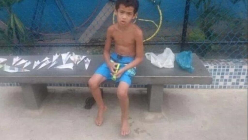 nino aviones de papel