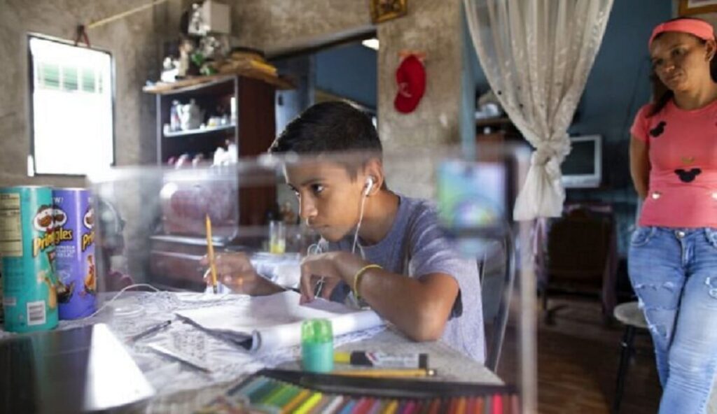 Menor de 14 años vende sus dibujos en Twitter para comprar comida en Venezuela 4 nino dibujos. 1