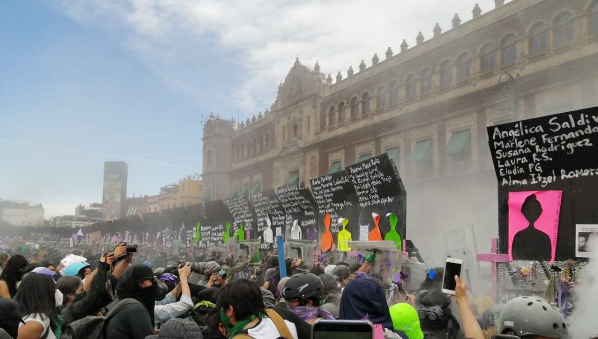 VIDEO: Feministas derriban parte de las vallas de Palacio Nacional 2 palacio nacional