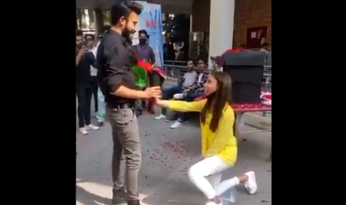 Joven piden matrimonio a su novio en colegio de Pakistán; los expulsan de la universidad 2 pareja 1