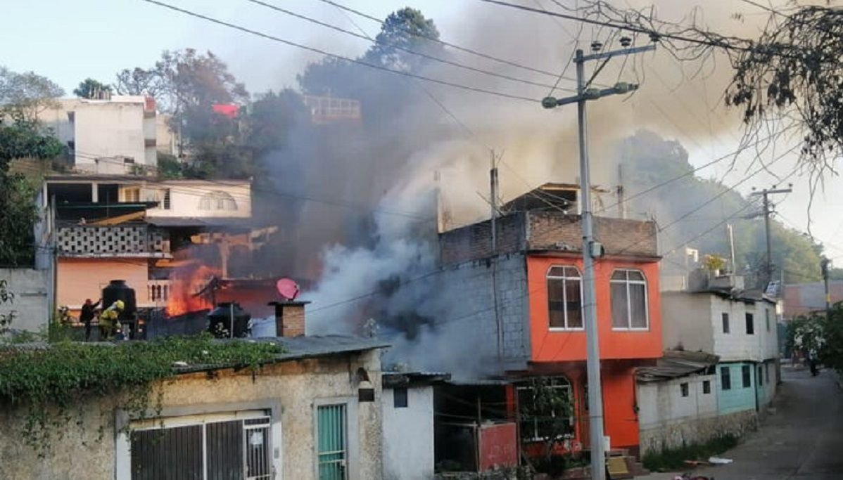 FOTOS: Dejan veladora encendida y se incendian cuatro casas en Huauchinango 2 pc bomberos