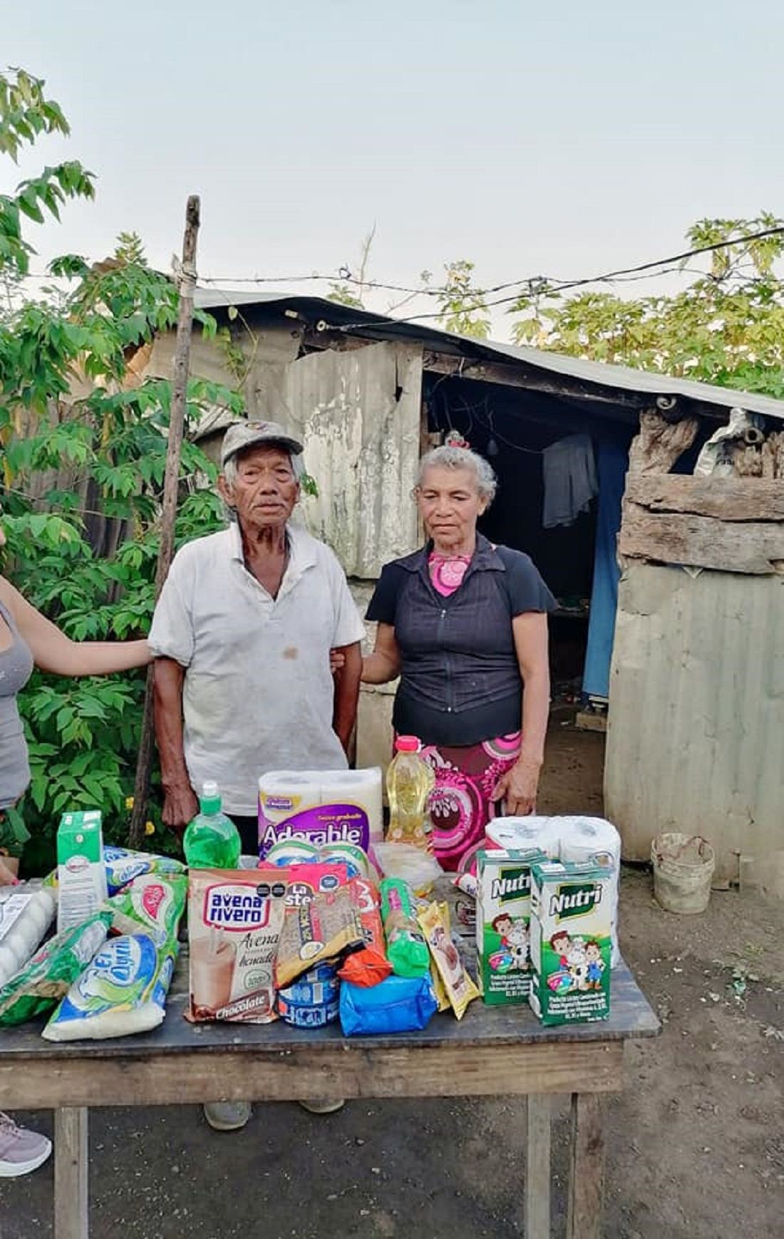 FOTOS: Señores de la tercera edad sobreviven vendiendo bolsitas de nopales y PET en Veracruz 5 personas de la tercera edad
