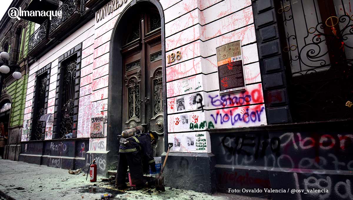 Presidenta del Congreso local responsabiliza a trabajadoras del Ayuntamiento de Puebla por destrozos 2 pinta puerta congreso4