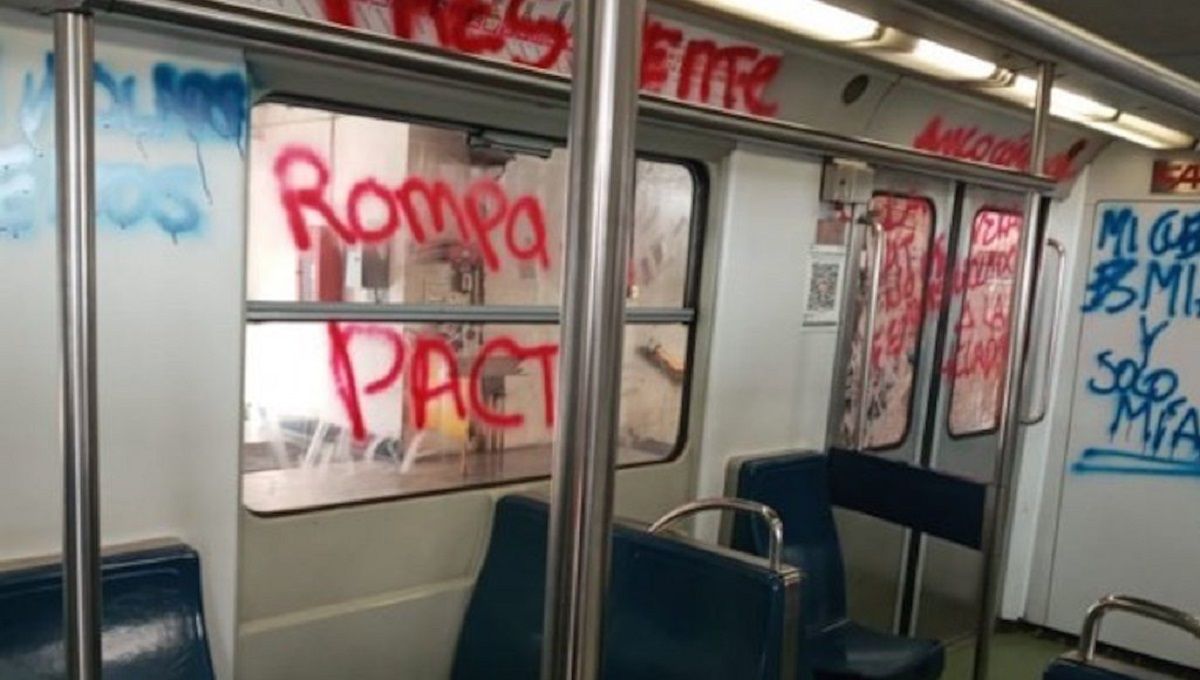 VIDEO: Feministas hacen pintas en la estación del Metro Pino Suárez en la CdMx 2 pintas
