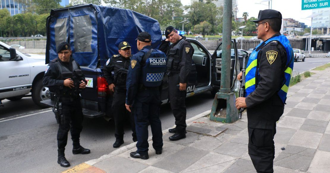 Detienen a mujer que agredió a señor de la tercera edad en la Ciudad de México.  2 policias
