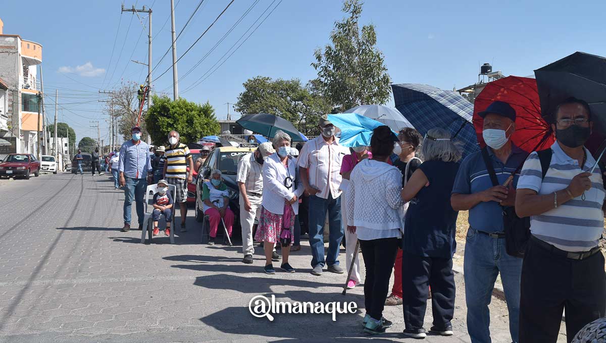 FOTOS: Adultos mayores de Cuautlancingo esperan dos horas en el rayo del sol para ser vacunados 3 portada vacunas Cuautlancingo