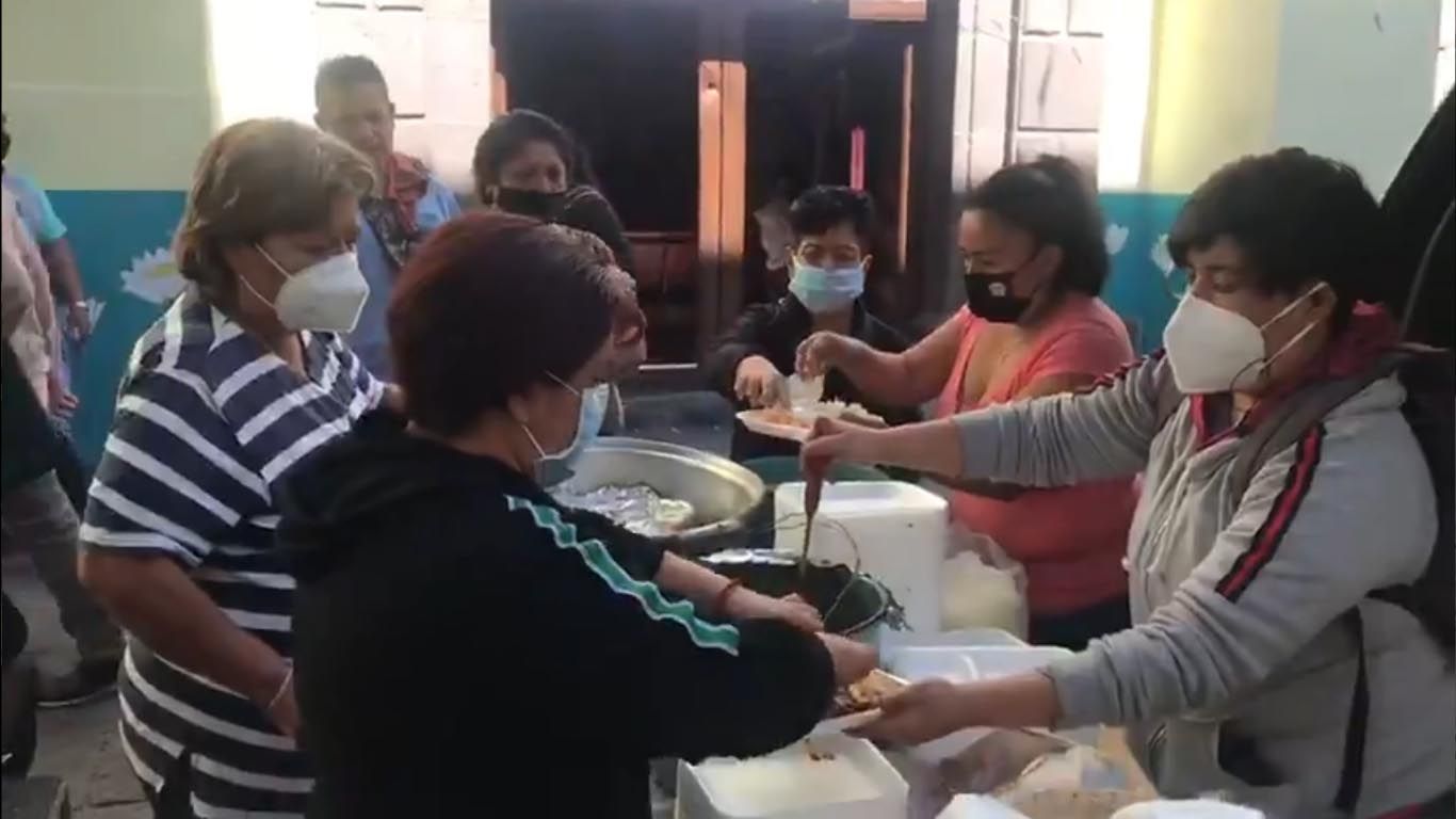 Familia poblana regala envueltos de mole a visitantes del Señor de las Maravillas 2 regalan comida en el senor de las maravillas