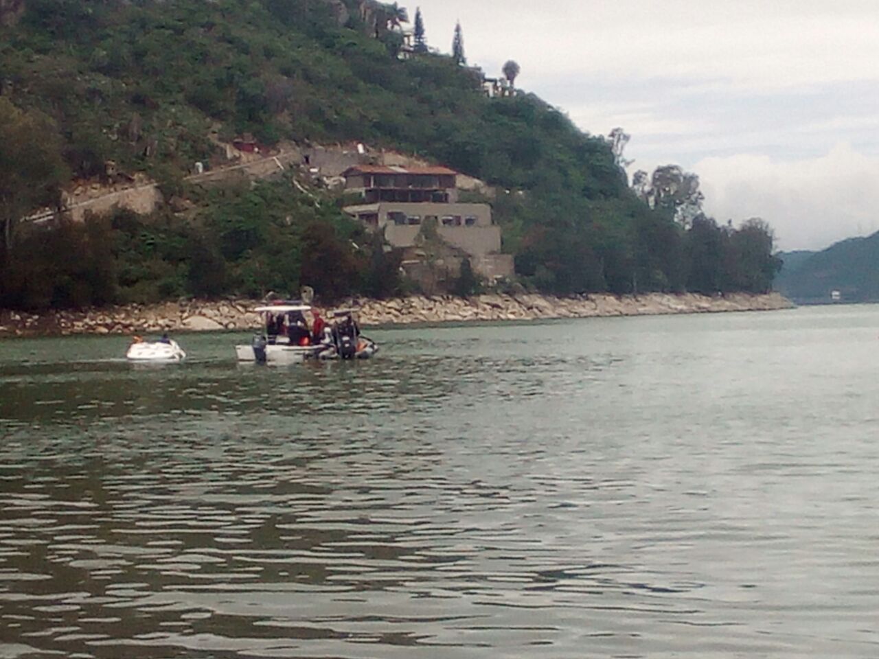 Mueren ahogados dos menores en presa de Xoxocotlán, Oaxaca 2 rescatan cuerpos de menores en