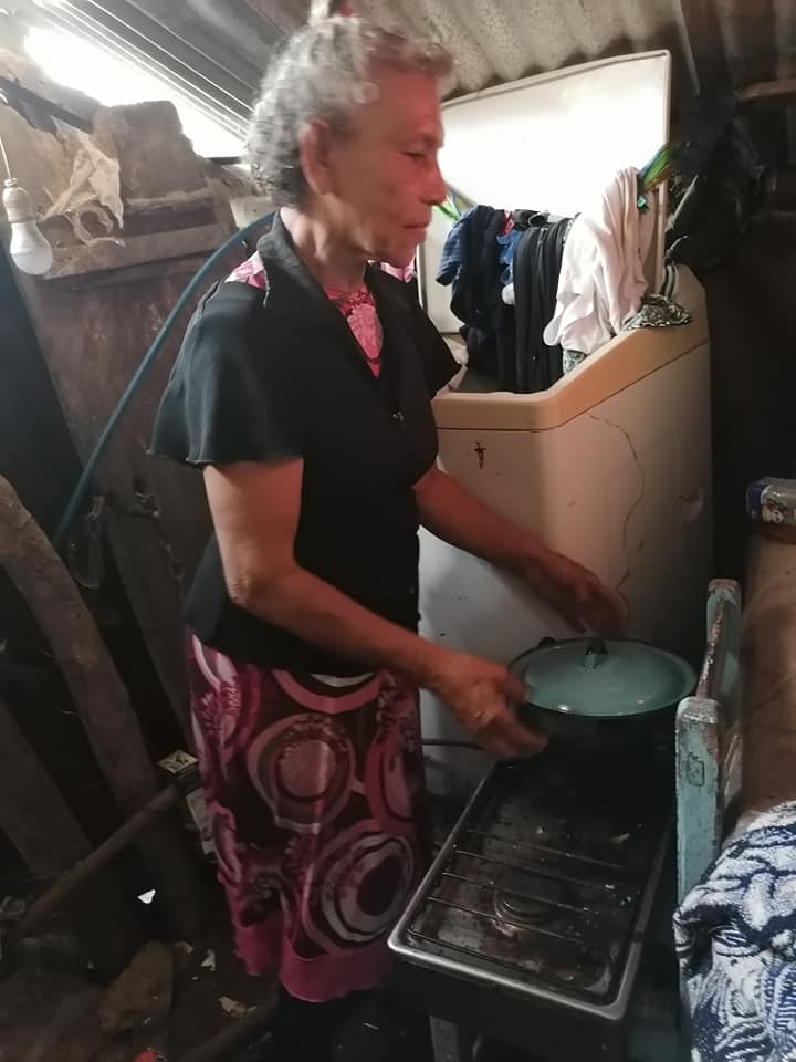 senora de la tercera edad