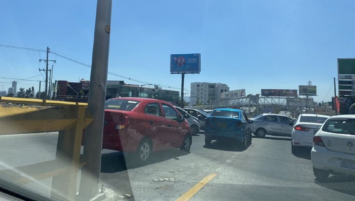 Conductores de Uber y Cabify bloquean Bulevar Atlixco y la Avenida Juárez para exigir tarifas justas 2 ubers 1