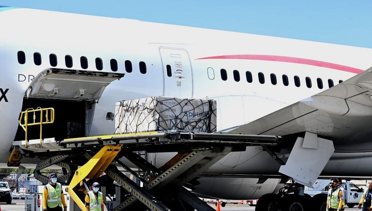Llega a México el segundo embarque con vacunas Sputnik V 2 vacunas