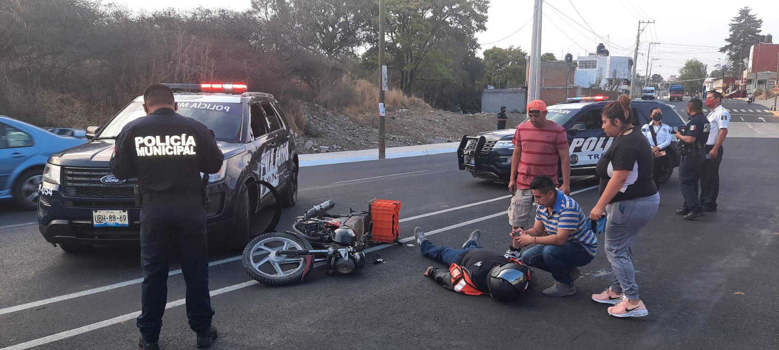 Patrulla municipal embiste a motociclista y lo lesiona en Clavijero 5 1 7