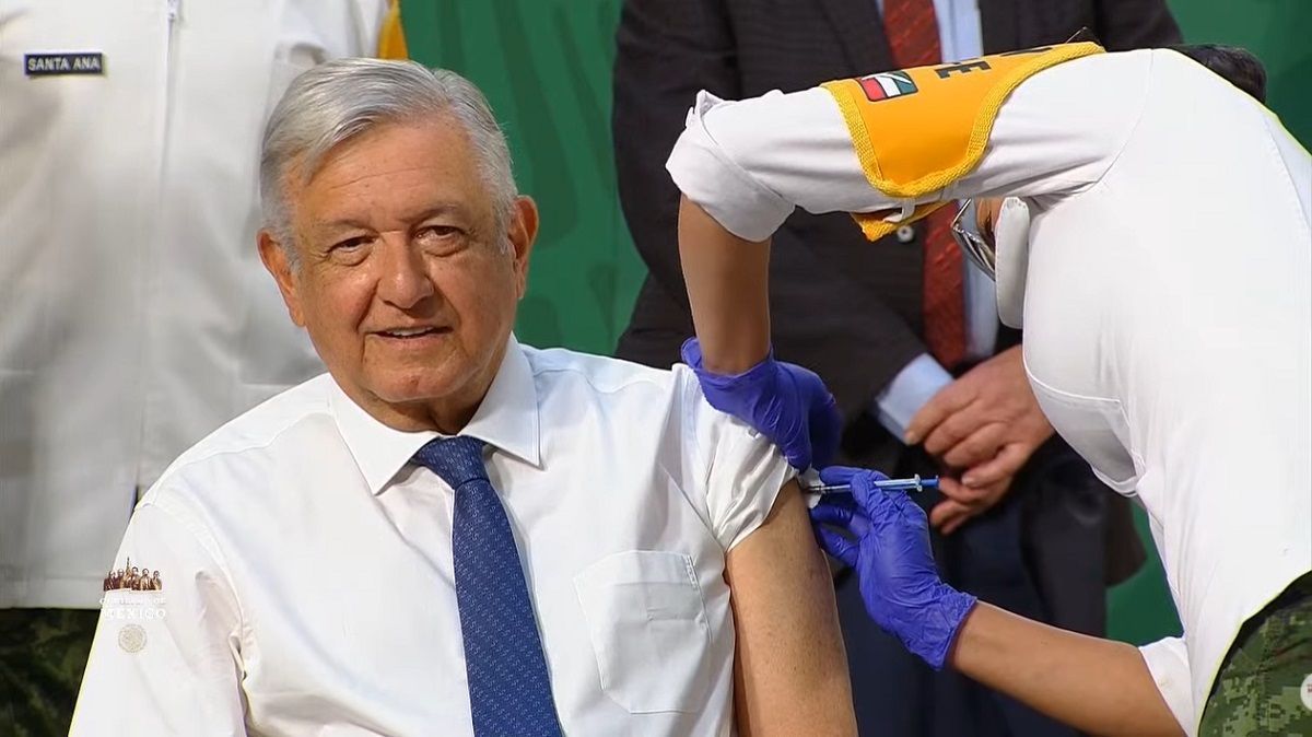 AMLO se vacuna contra el COVID-19 en la mañanera; hace un llamado a los adultos a inmunizarse 2 AMLO vacuna