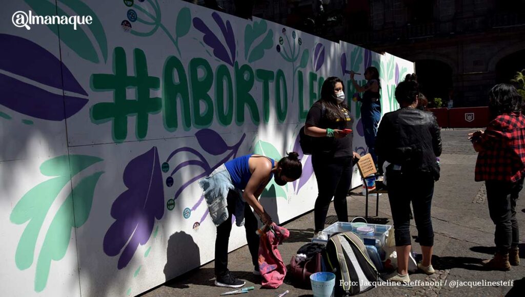 Colectivas feministas pintan mamparas del zócalo de Puebla para exigir despenalización del aborto 7 Aborto legal Puebla Zocalo Muro4