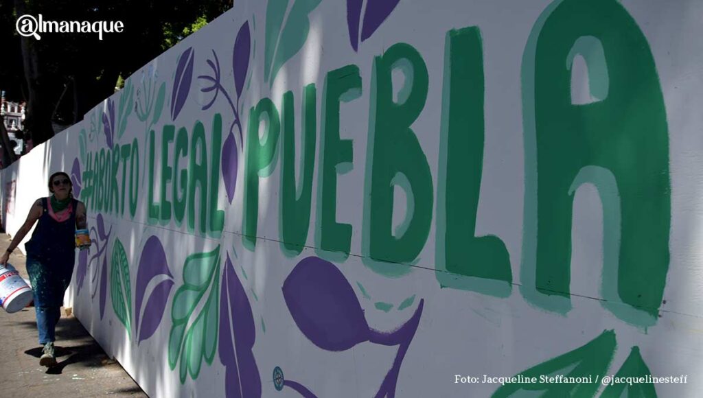 Colectivas feministas pintan mamparas del zócalo de Puebla para exigir despenalización del aborto 8 Aborto legal Puebla Zocalo Muro5