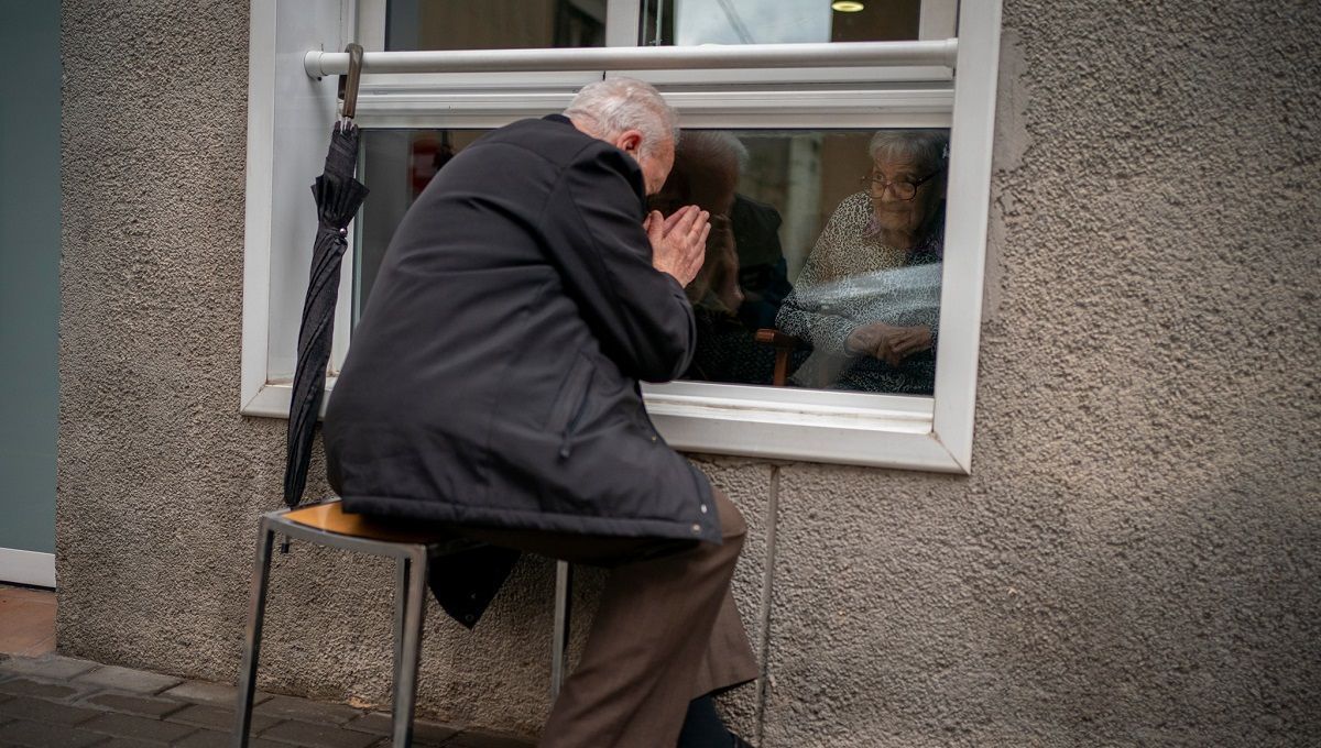 ¡Intenta no llorar! Javier visita a su esposa Carmen con Alzheimer desde la ventana de un asilo 2 Alz