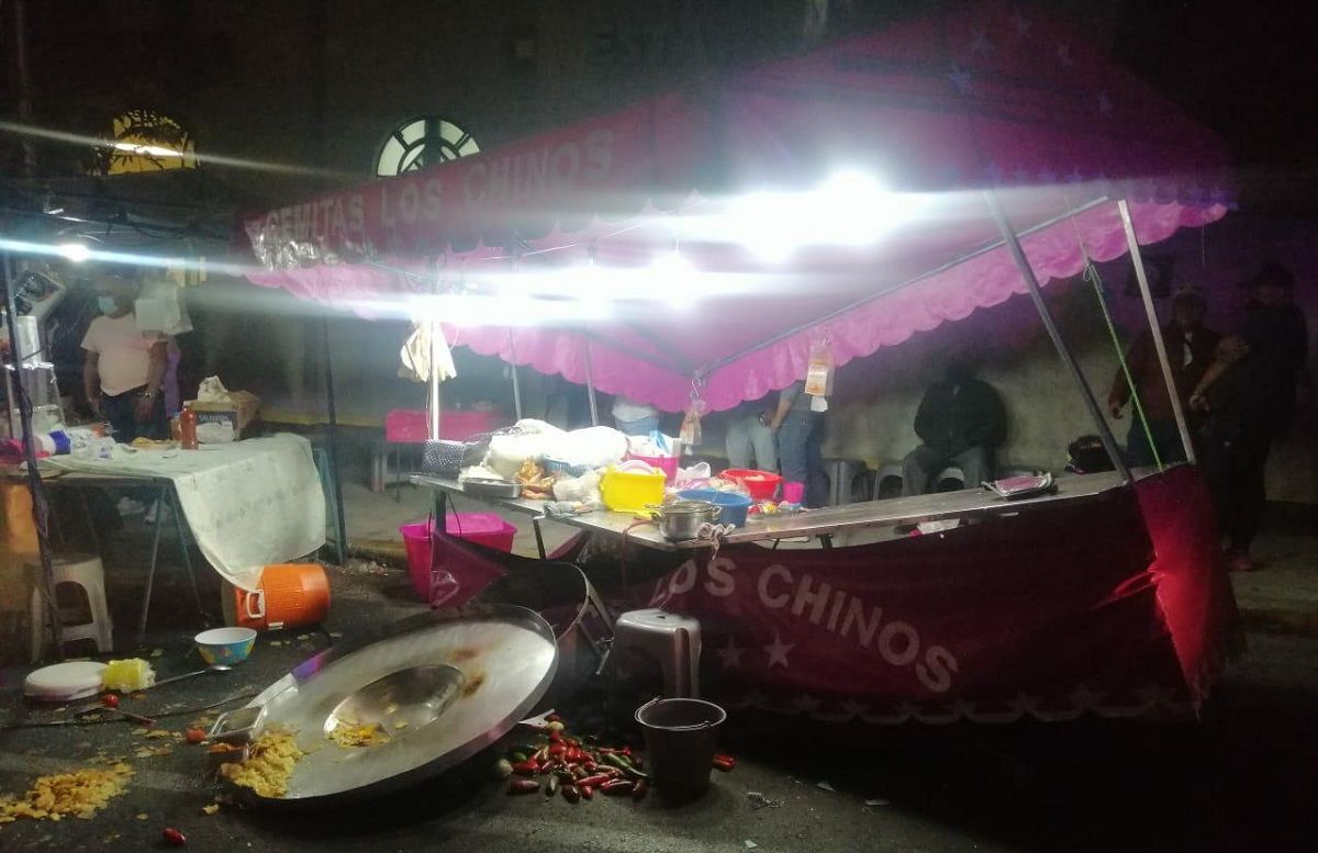 ¡Con las cemitas no! Ruta 76 se lleva puesto frente a la Arena Puebla 2 Arena Puebla accidente