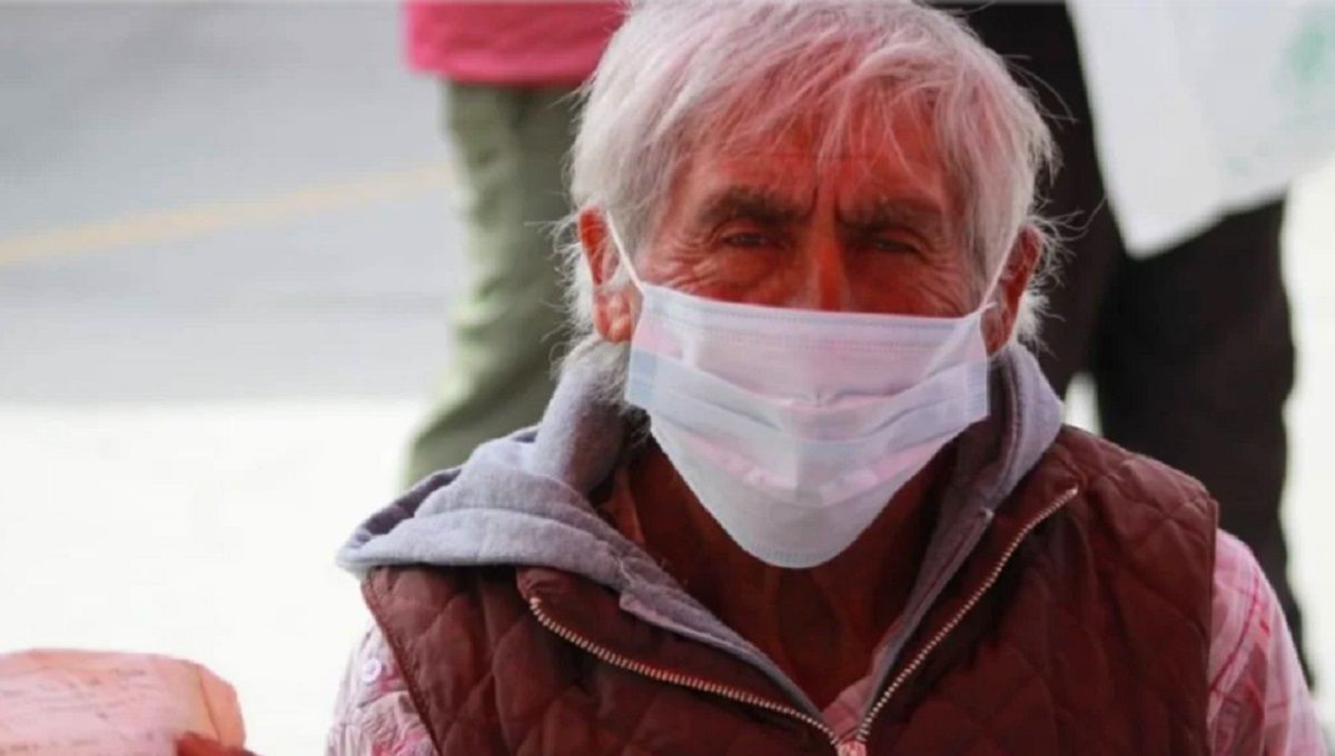 Adulto mayor en Hidalgo presenta fe de bautismo para recibir la vacuna contra el COVID-19 2 Don Alejandro