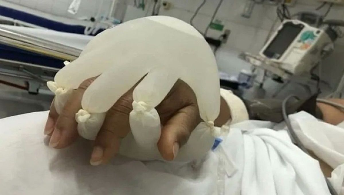 Enfermera crea ‘La mano de Dios’, para consolar a pacientes con covid-19 2 EyzQjnhXMAQR sB