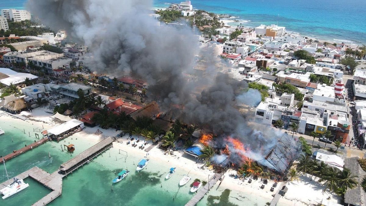 FOTOS y VIDEO: ¡Arde Isla Mujeres! Incendio arrasa con 10 restaurantes 2 Isla Mujeres