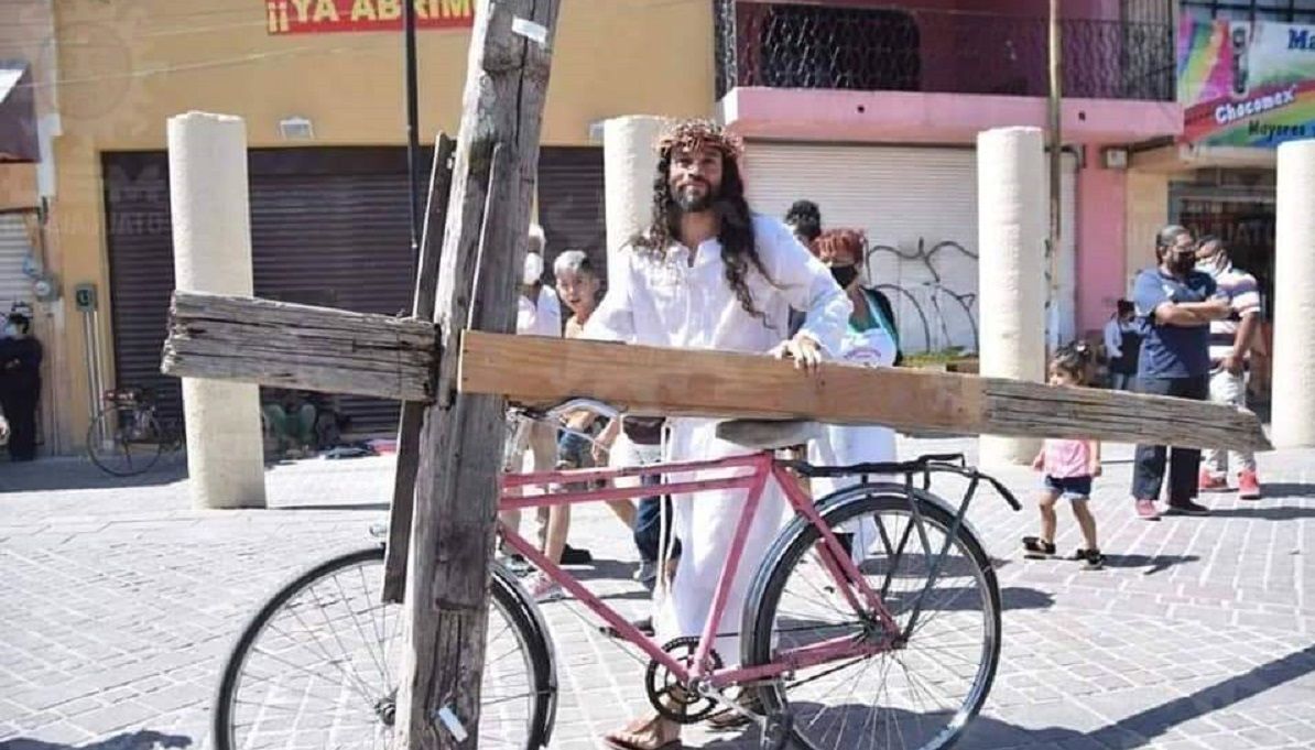 El futuro es hoy: Jesús lleva su cruz en una bicicleta 2 Jesus
