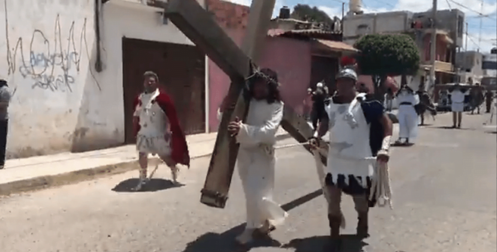 Realizan procesion en La Rivera