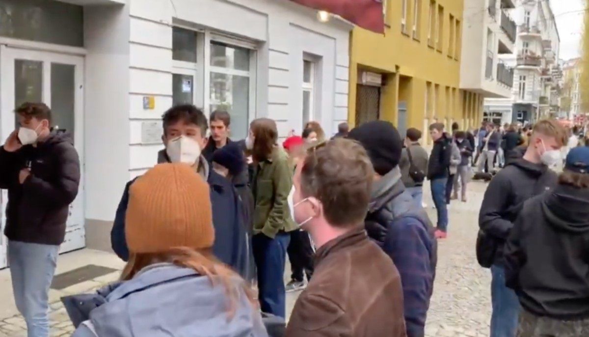 ¡Son irresistibles! Se viraliza fila para comprar tacos al pastor en Alemania (VIDEO) 2 TACOS PASTOR