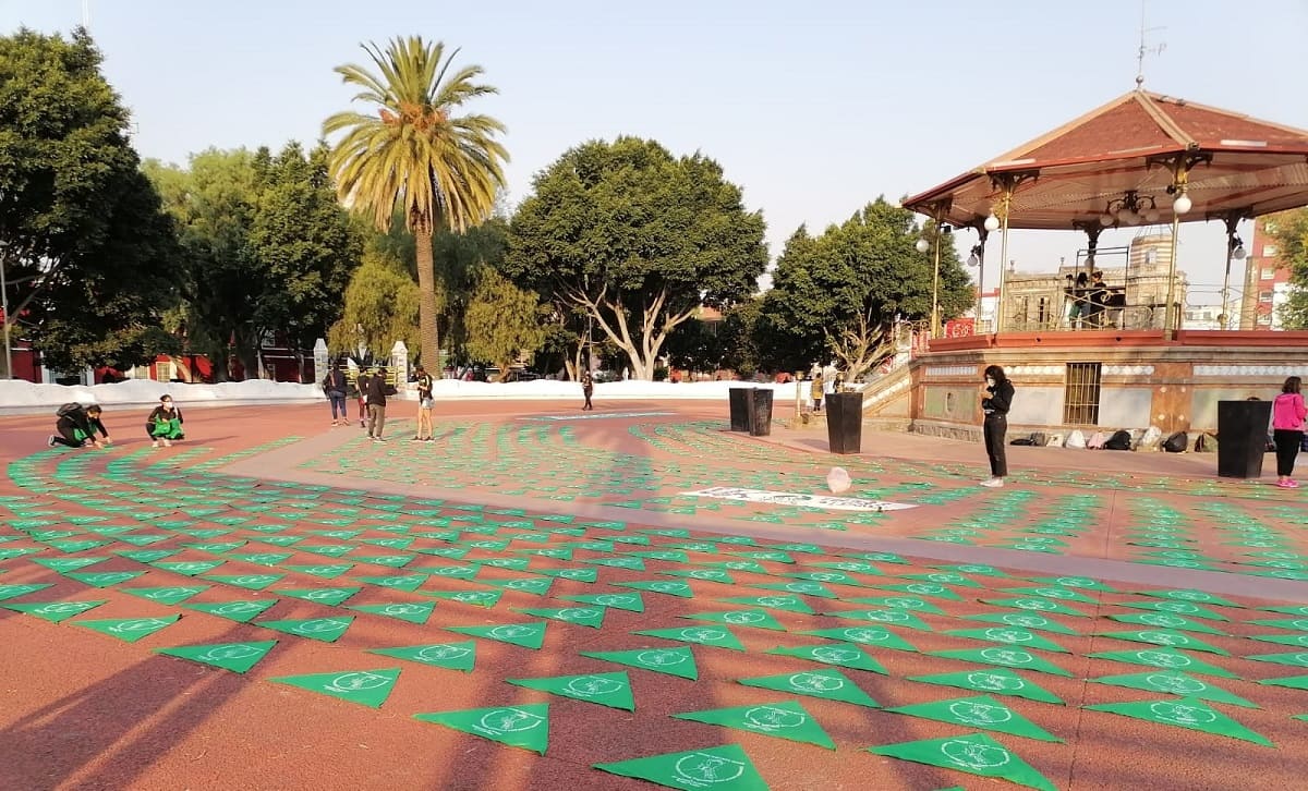 Feministas poblanas colocan pañuelos verdes en el Paseo Bravo para exigir la despenalización del aborto 2 aborto legal Puebla