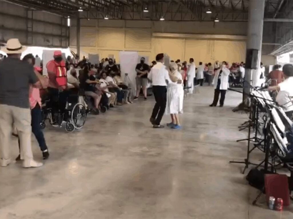 VIDEO: Personas de la tercera edad convierten centro de vacunación en pista de baile 4 adultos mayores se ponen a bailar en centro de vacunacion
