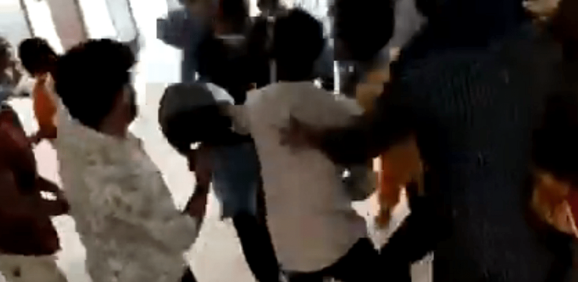 Familiares de hombre que murió por COVID-19 agreden a personal médico en la India 2 agreden a medicos en la india