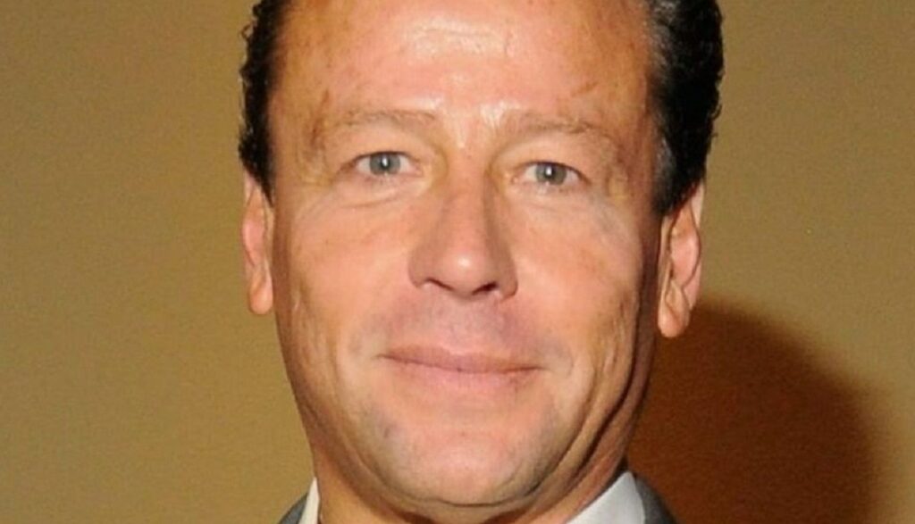 alfredo adame arremetio en contra