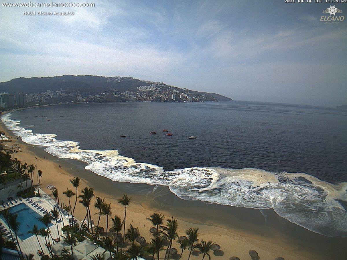 Capa de arena negra cubre la playa Icacos en Acapulco 2 arena negra en playa de Acapulco