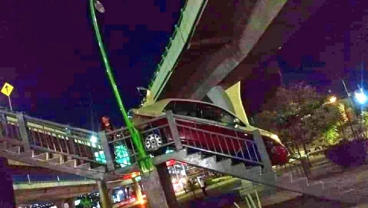 ¡ORA! Taxista en estado de ebriedad intenta cruzar un puente peatonal en auto en Naucalpan 2 auto 1