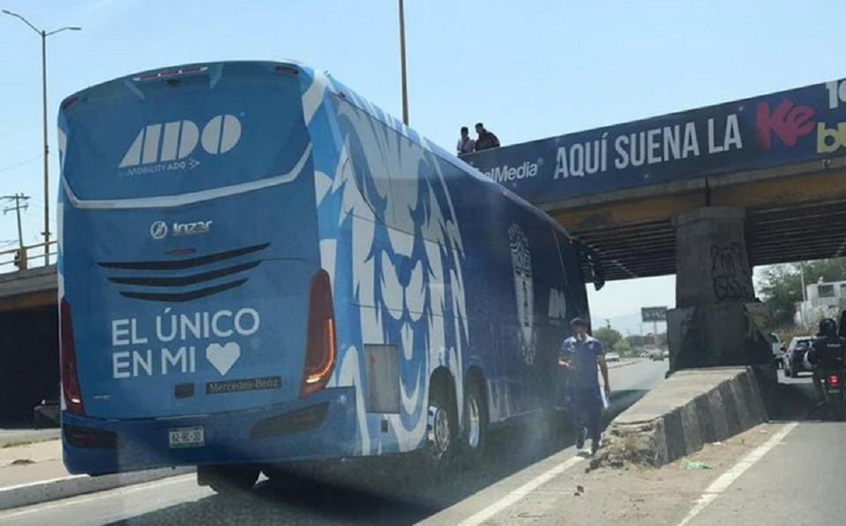 ¡Se los atoraron! Autobús de los Tuzos queda atrapado bajo un puente en San Luis 2 autobus de los tuzo se atoro bajo un puente en san luis potosi