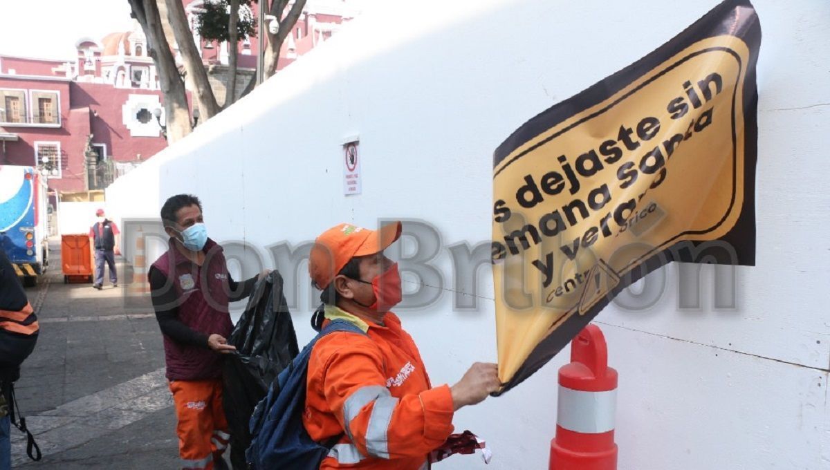 Ayuntamiento de Puebla envía a “naranjitas” a quitar letreros de clausura del PRIANRD en el zócalo 2 ayto