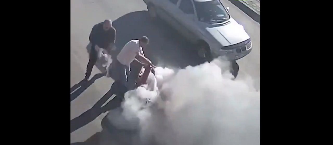 VIDEO: Motociclista es auxiliado luego de comenzar a incendiarse en Rusia 2 ayudan a motociclists que se incendiaba