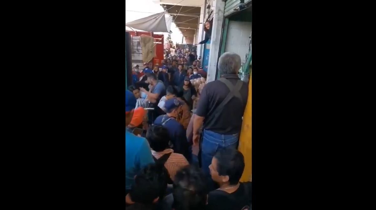VIDEO: A cinturonazos, una mujer intenta parar pelea campal entre comerciantes en Toluca 1 batalla campal