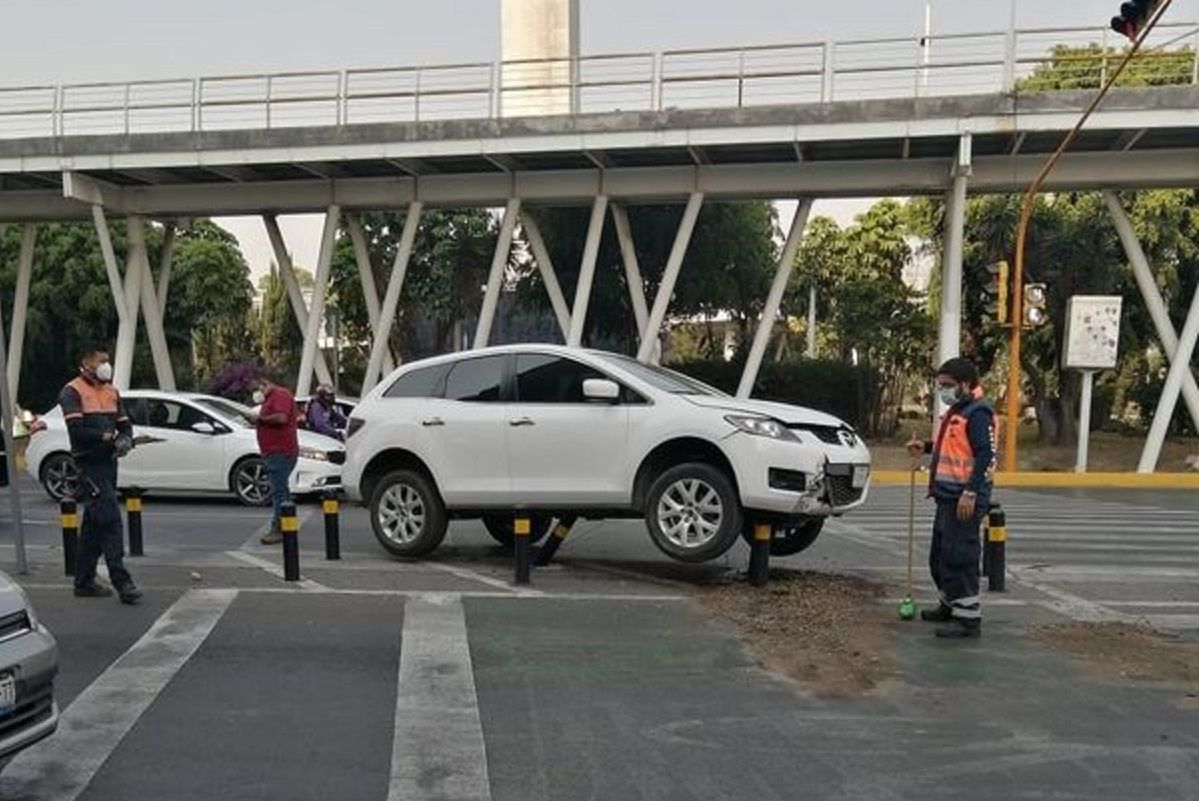Los poblanos son enemigos de las ciclovías y los bolardos; así quedó esta camioneta 3 camioneta y bolardos