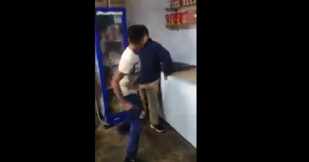 captan a hombre golpeando a joven con sindrome de Down en una cremeria
