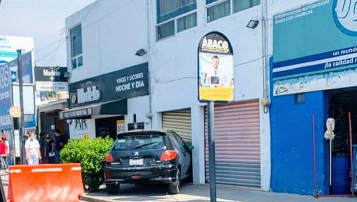 Auto choca y termina dentro de local de la 31 Poniente en Puebla 2 choque 2