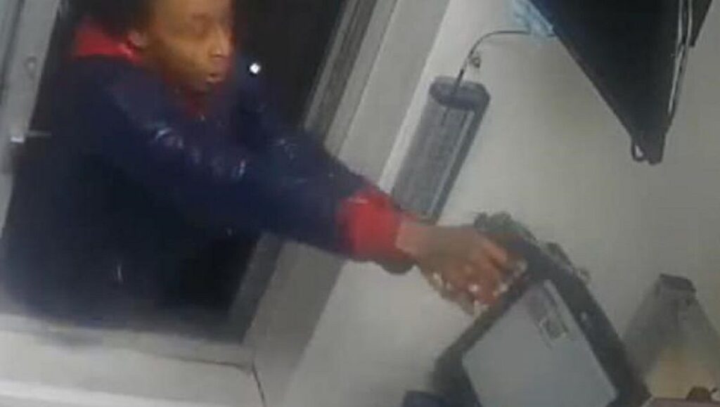 clienta mujer disparos pistola arma