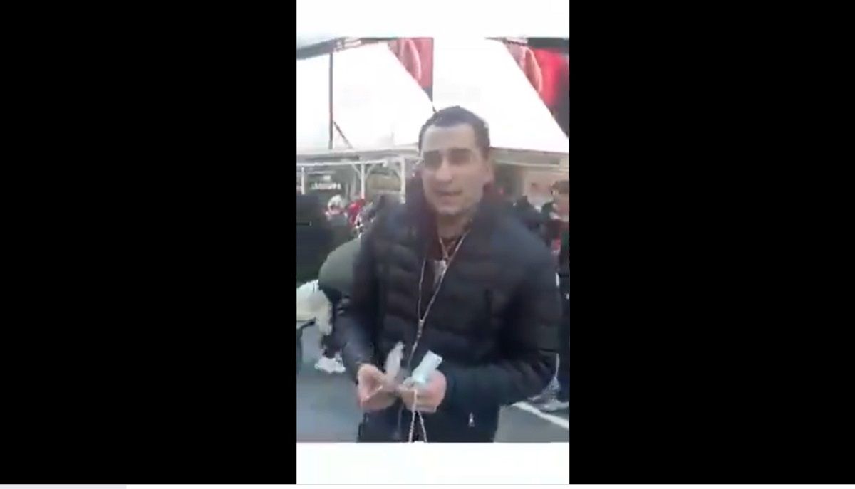 ¡Lluvia de dólares! Regala todo su dinero en NY para cumplir el último deseo de su amigo (VIDEO) 2 dolares 1